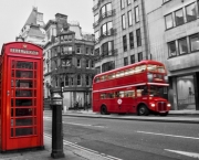 Cabine tÃ©lÃ©phonique et bus rouges Ã  Londres (UK)