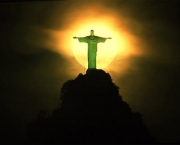 180801_1.tif. Vista noturna mostra lua cheia atrs do Cristo Redentor, um dos poucos monumentos do Rio de Janeiro que no sofreram com os cortes de iluminao pblica em razo do racionamento de energia eltrica; a prefeitura considera a esttua o simbolo da cidade.