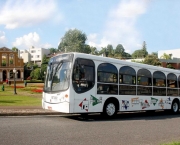 Turistas que vierem a Curitiba neste inverno encontrarÃ£o uma cidade ainda mais bonita e preparada para recebÃª-los, Ã´nibus da Linha turismo prÃ³ximo ao Bosque AlemÃ£o. 
Curitiba, 22/02/2006
Foto: Luiz Costa/SMCS