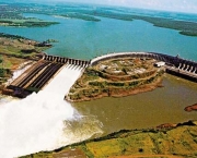 ITAIPU3 ARQUIVO 05/05/2001 - VISTA GERAL DA USINA DE ITAIPU BINACIONAL QUE TEVE SUAS MAQUINAS GERADORAS DE ENERGIA DESLIGADAS AUTOMATICAMENTE POR CAUSA DE QUEDA DE TENSAO NO SISTEMA DE TRANSMISSAO. A INTERRUPCAO CAUSOU UM BLECAUTE NAS REGIOES SUL, SUDESTE E CENTRO-OESTE DO PAIS. FOTO: AUREA CUNHA/GAZETA DO POVO.