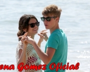 20110526: MAUI, HAWAII: Singer Justin Bieber and Selena Gomez show there love for each other with some serious PDA in Maui, Hawaii. Photo: Flynet/Brainpix ***Exclusive: Special rates apply*** *** Local Caption *** 20110526: MAUI, HAVAI: O cantor Justin Bieber e a namorada actriz e cantora Selena Gomez foram flagrados em momentos romÃ¢nticos na praia em Maui, no Havai. Foto: Flynet/Brainpix ***Exclusivo: PreÃ§o Premium***
