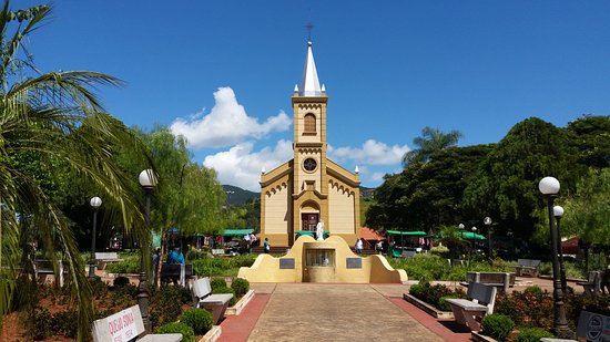 Igreja e Praça do Rosário em Monte Sião