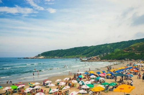 Praia do Rosa em alta temporada