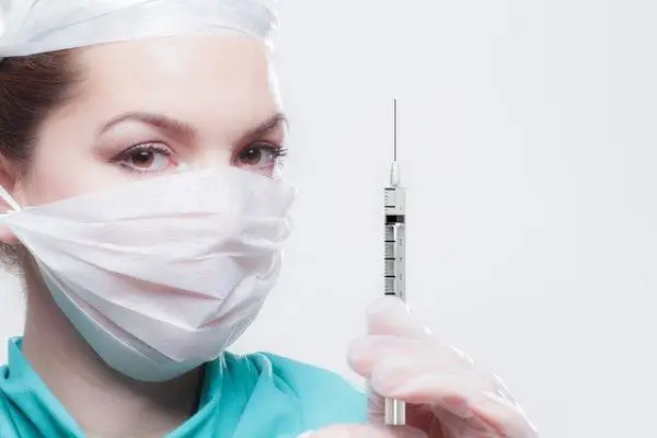 Enfermeira com Vacina na Mão